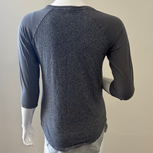 Roots Women’s Charcoal Baseball Style 3/4 Sleeve Squirrel Graphic Logo Tee - Picture 2 of 6